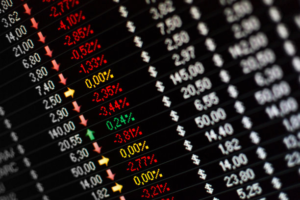 在电脑屏幕上显示财务信息图片下载