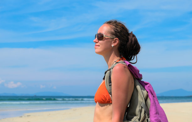 戴墨镜的年轻女子图片下载