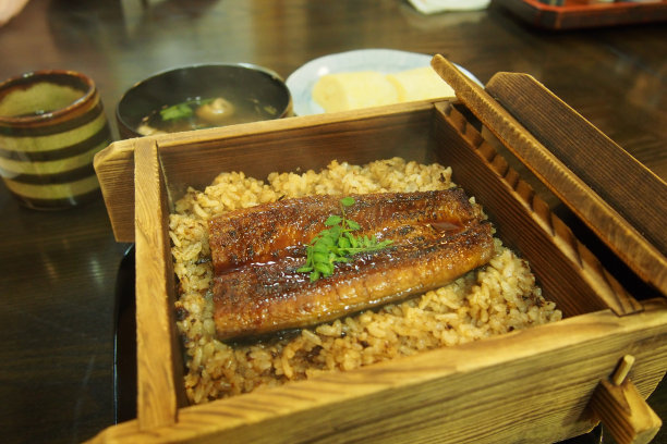 日式烤鳗鱼配米饭图片下载
