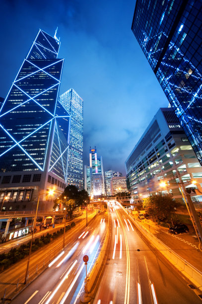 时间流逝的照片，城市建筑和道路在晚上图片下载