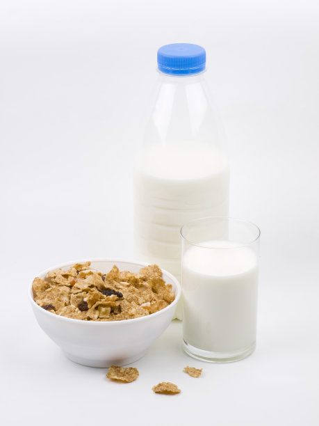 薄片，玻璃和一瓶牛奶图片下载