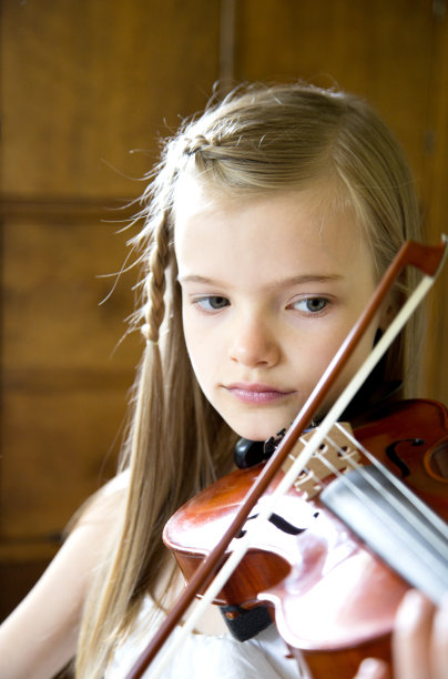 小女孩练习拉小提琴图片下载