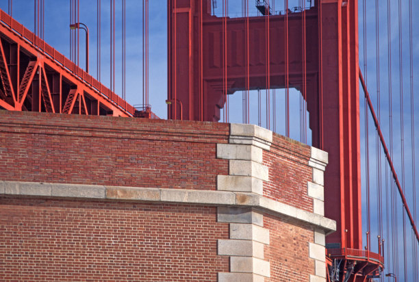 金门大桥结构下的堡垒点图片下载