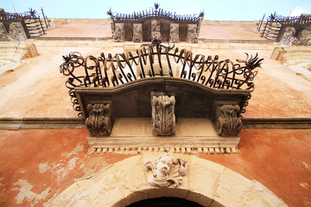 阳台下的巴洛克装饰雕像图片下载