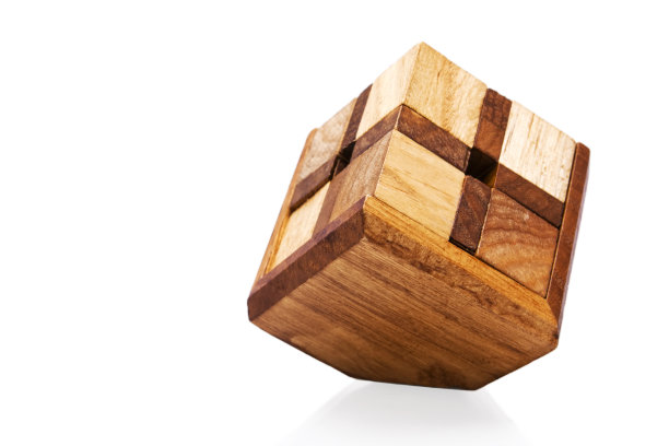 白色背景上的木制脑筋急转弯图片下载