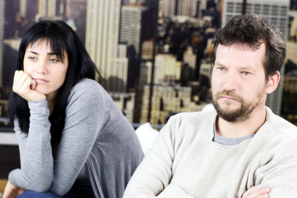 一对夫妇在纽约的家中愤怒地争吵图片下载