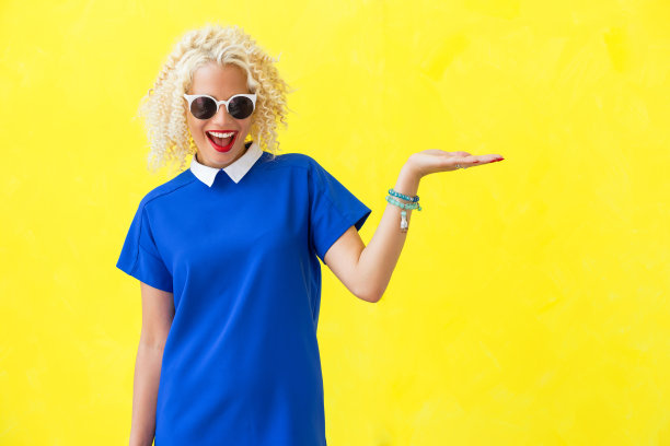 时髦的女人伸出她的手素材图片