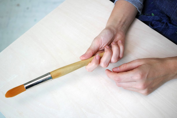 右手拿着一个长画笔图片下载