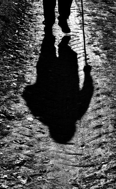 拄着拐杖走来走去的老人图片下载