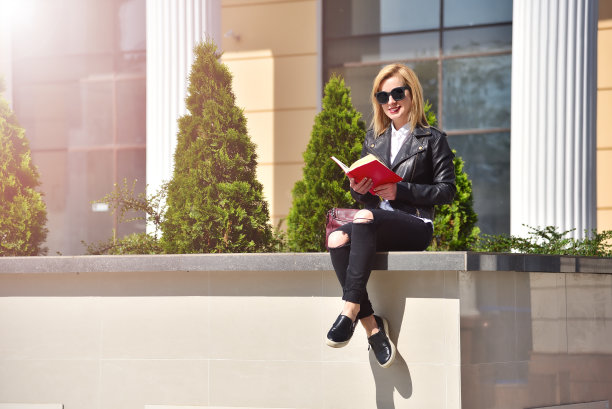 时髦女孩与红书图片下载