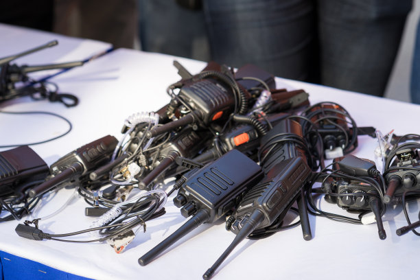 桌上有便携式对讲机图片下载