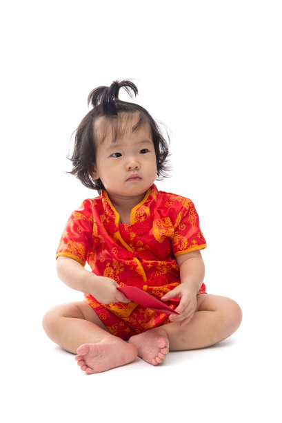 可爱的亚洲小女孩穿着中国传统服装，拿着红包图片下载