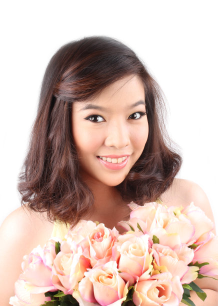 一个亚洲女孩拿着一束玫瑰图片下载