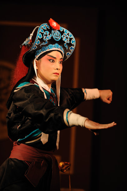 戴帽子的中国戏曲演员图片下载