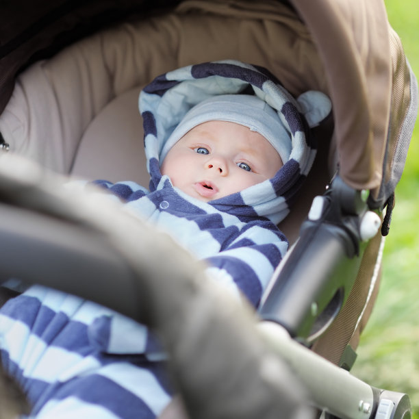 婴儿车里的小男孩图片下载