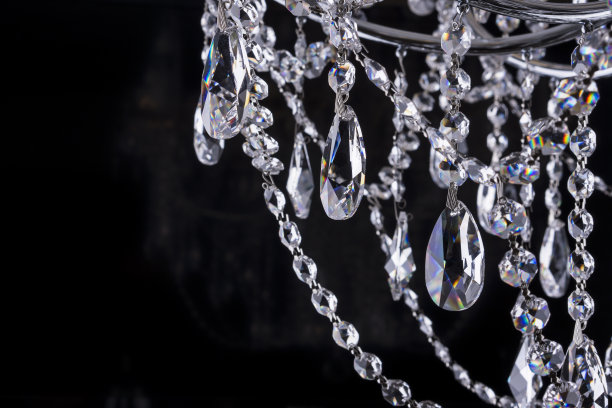 水晶吊灯特写在黑色图片下载