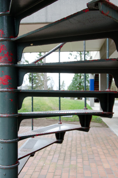 仔细看看螺旋金属楼梯的台阶图片下载