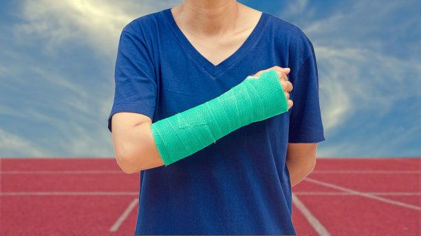 在跑道上，手和手臂有绿色石膏图片下载