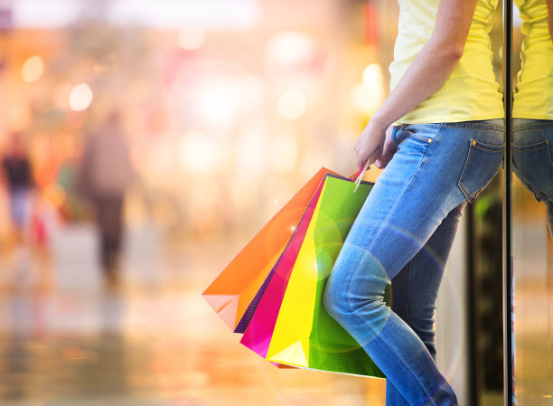 拿着购物袋的女孩图片下载