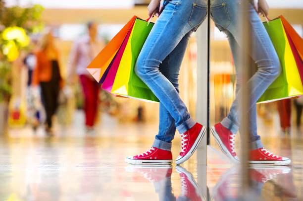 拿着购物袋的女孩图片下载