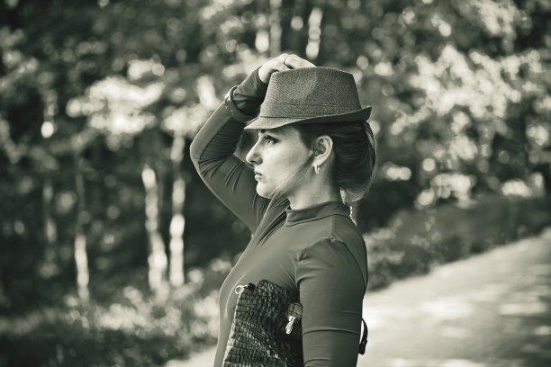 女孩穿着衣服，戴着帽子和包在户外图片下载