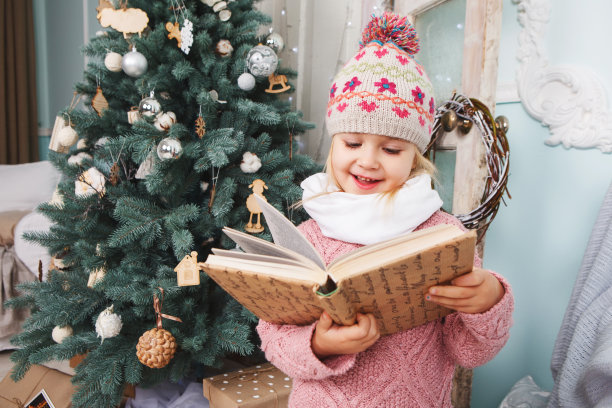 小女孩在读这本书图片下载