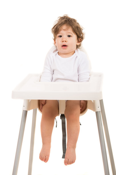 惊奇的男孩笔直地站在椅子上图片下载