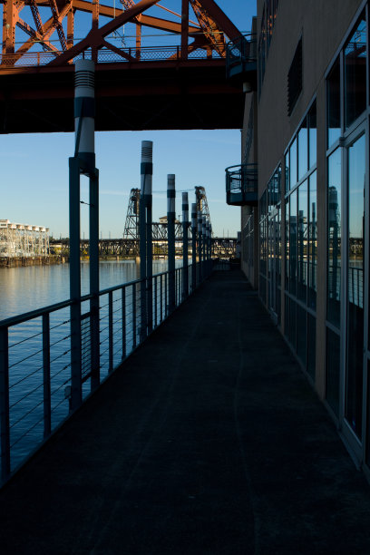 码头旁的人行道图片下载