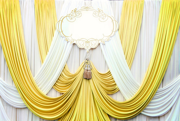白色和金色的窗帘背景图片下载