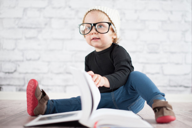 戴着书呆子眼镜努力学习图片下载