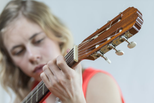 弹原声吉他的女孩图片下载