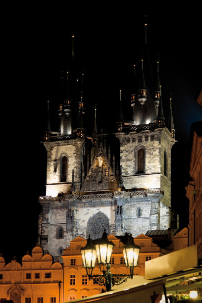 夜晚的哥特式教堂图片下载