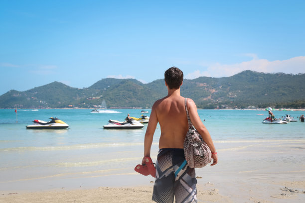 海滩上的年轻人图片下载