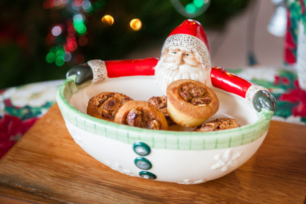 拿着圣诞山核桃派的圣诞碗图片下载