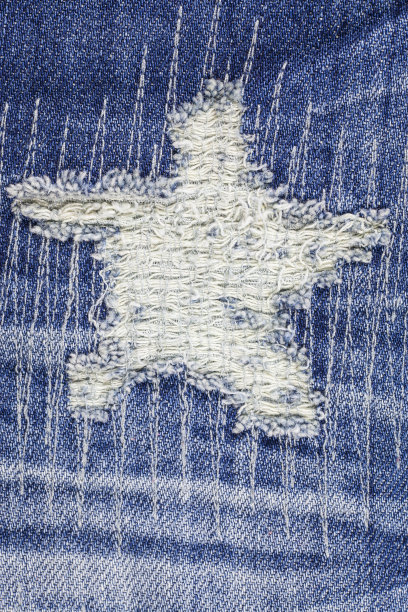 蓝色撕裂牛仔牛仔裤的纹理图片下载