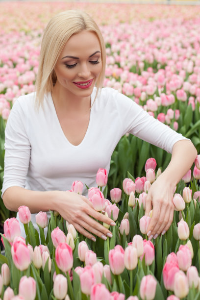 快乐的女士在苗圃工作图片下载