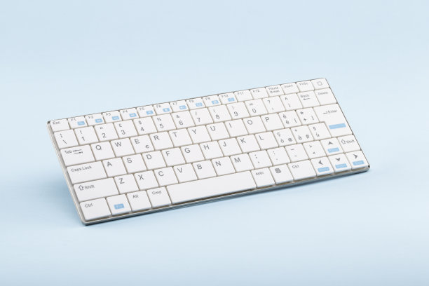 白色平板电脑无线键盘和蓝色智能手机图片下载