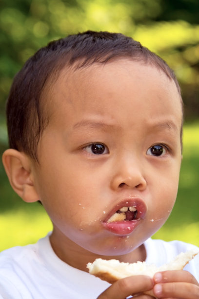 男孩吃三明治图片下载