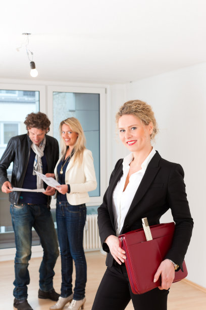 年轻情侣与女房产经纪人一起寻找房地产图片下载
