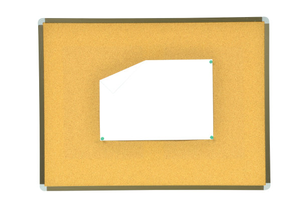 软木板上起皱的纸图片下载