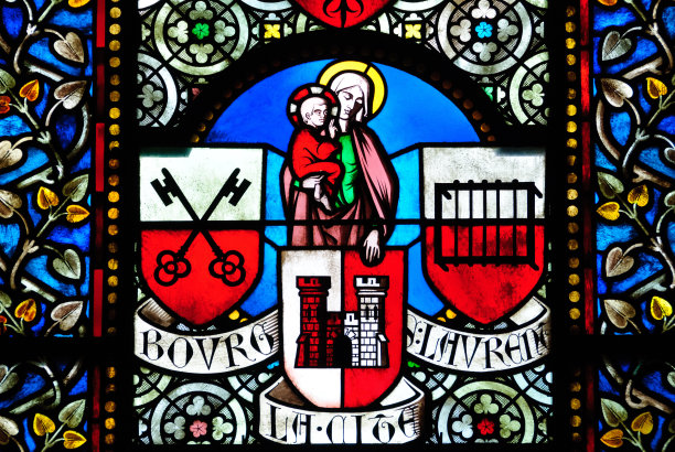 瑞士新教神庙上的彩色玻璃图片下载