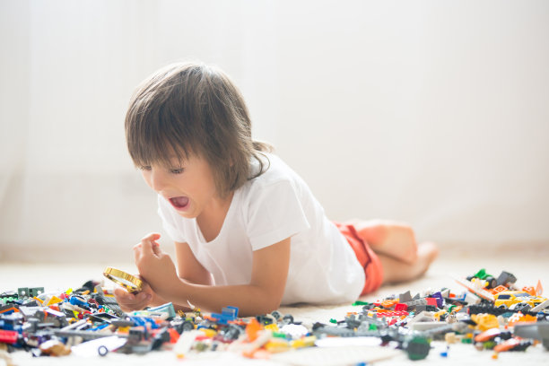 可爱的学龄前小朋友，小男孩，在家里玩得很开心图片下载