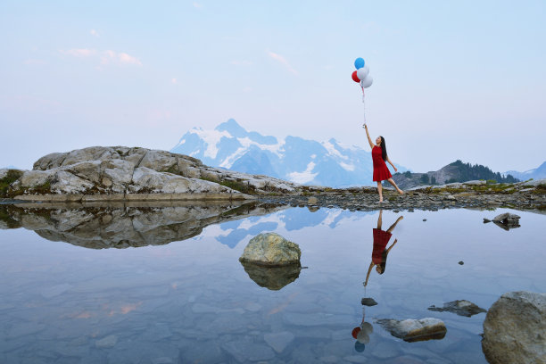 华盛顿贝克山的艺术家点上，女孩拿着气球图片下载