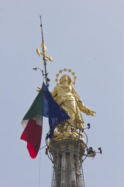 圣母玛利亚的金雕像，米兰大教堂图片下载