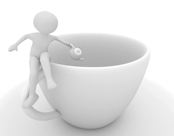 女人把咖啡倒进杯子里图片下载