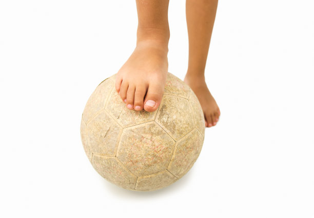 赤脚踢足球的孩子图片下载