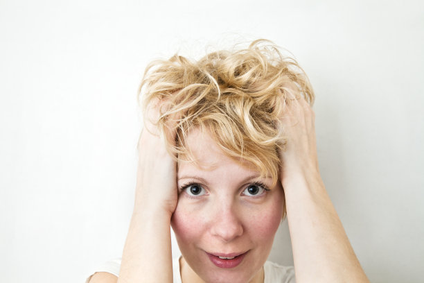 金发女孩拔头发图片下载