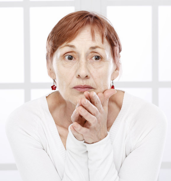 成熟的女人和皱纹。图片下载