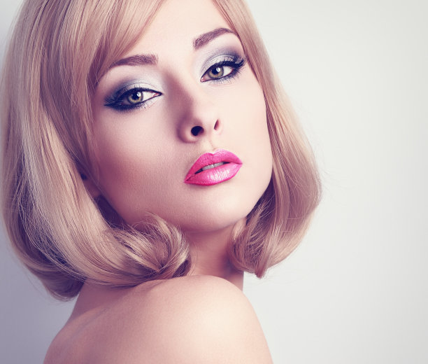 美丽迷人的女人与长睫毛和粉红色的口红looki素材图片