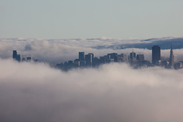 雾笼罩旧金山图片下载